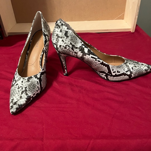 J.Renee’ Snakeskin Patterned Pumps - Picture 1 of 4